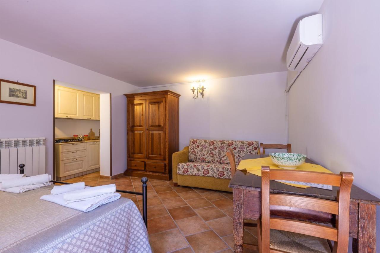 Casa Ulmi Con Piscina Bed & Breakfast อุจจาโน ลาเคียซา ภายนอก รูปภาพ