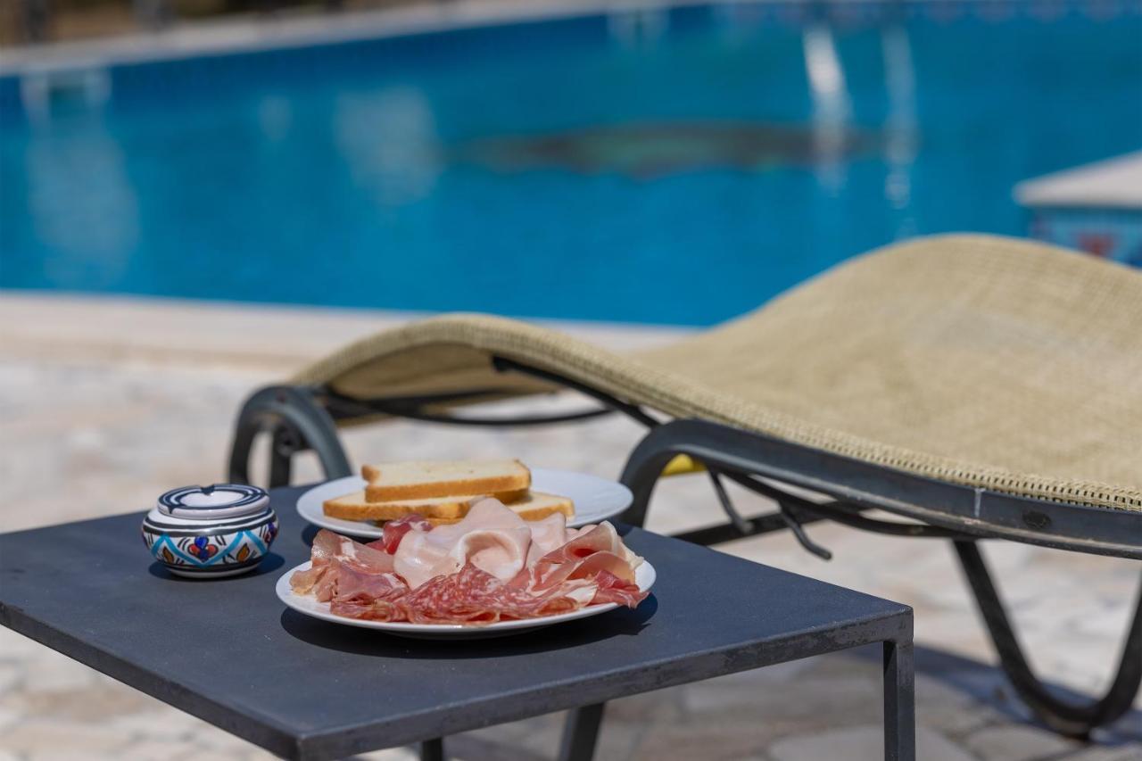 Casa Ulmi Con Piscina Bed & Breakfast อุจจาโน ลาเคียซา ภายนอก รูปภาพ