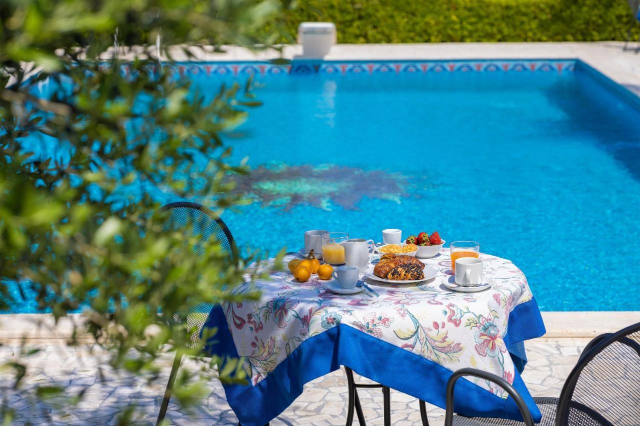 Casa Ulmi Con Piscina Bed & Breakfast อุจจาโน ลาเคียซา ภายนอก รูปภาพ